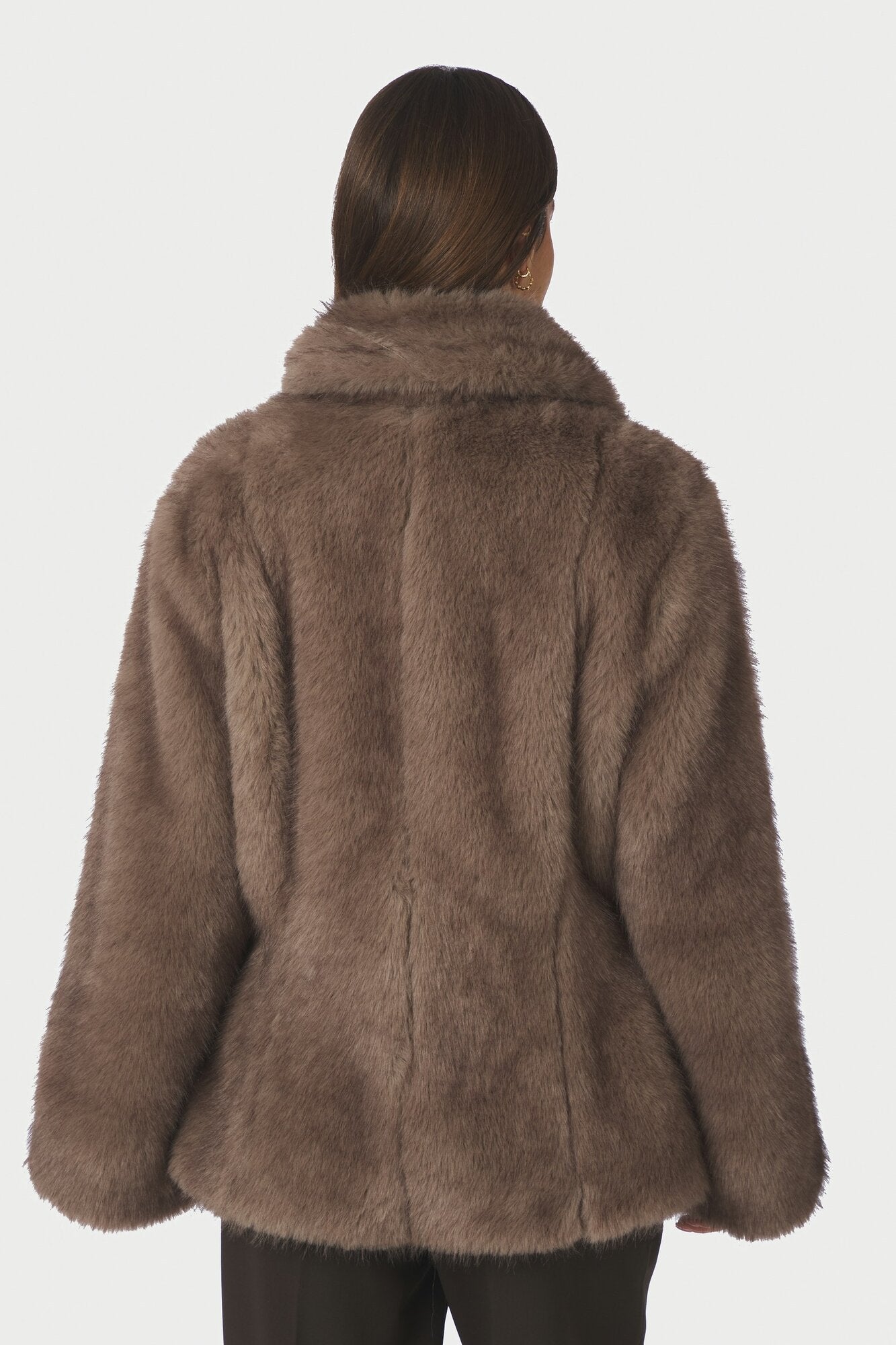 Ariella Faux Fur Peplum jakke – Warm Grey
